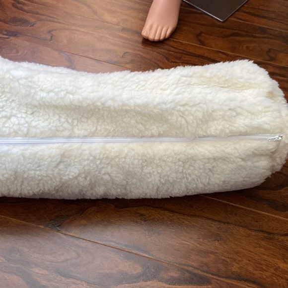 Fleece type neck pillow, gently used - Picture 2 of 7
